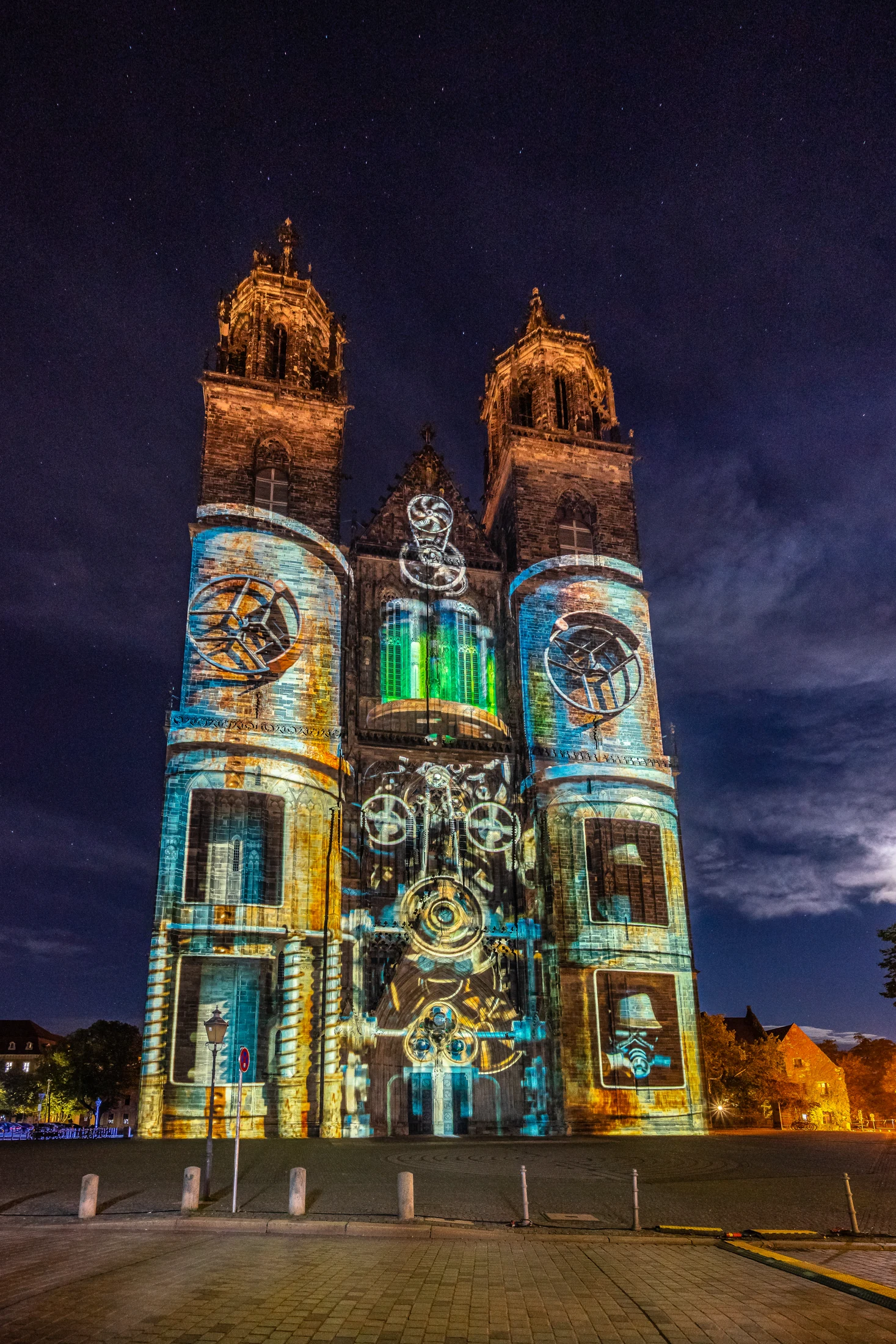 Farbige Lichtprojektion auf der Fassade des Magdeburger Doms