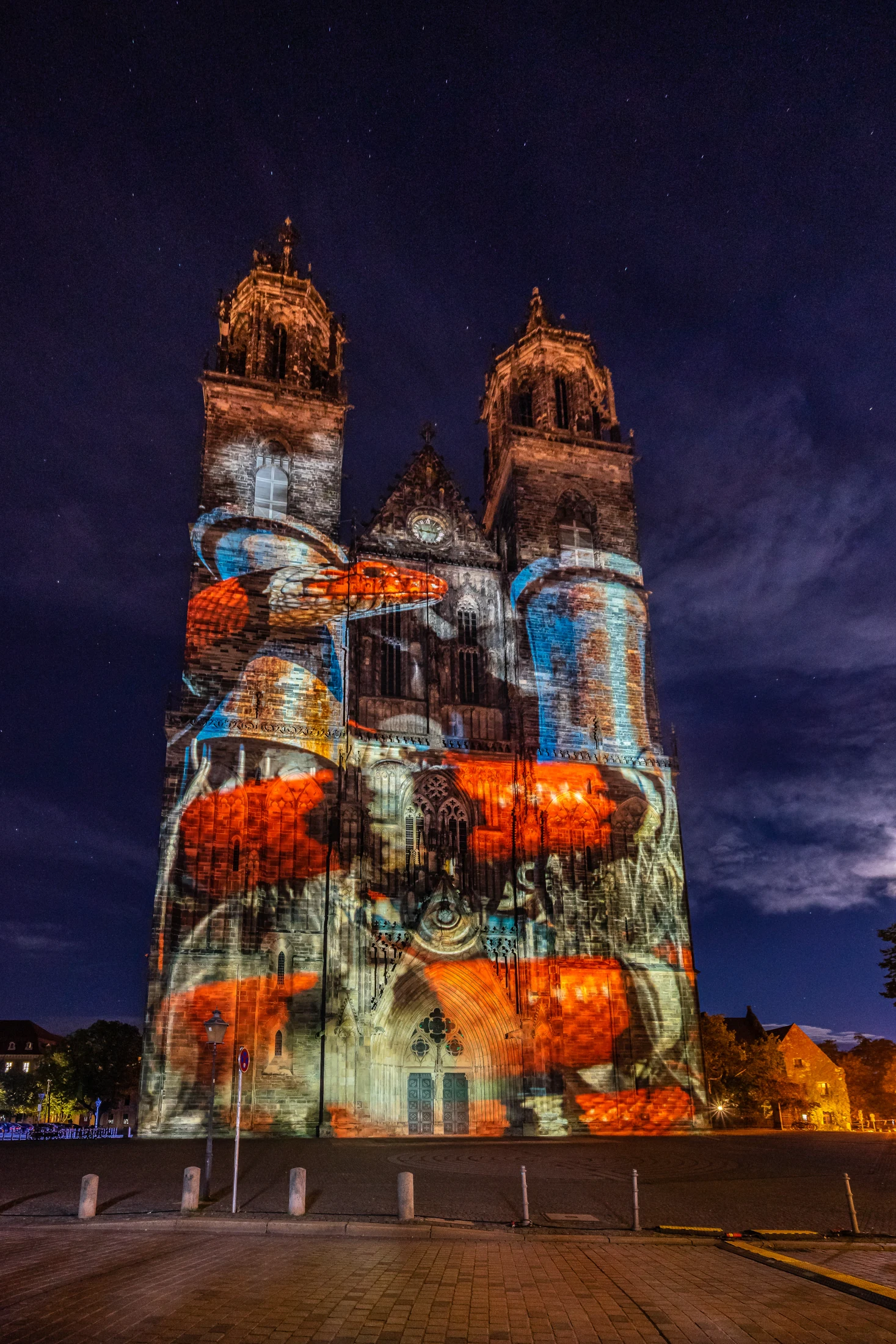 Farbige Lichtprojektion auf der Fassade des Magdeburger Doms – Ansicht 2