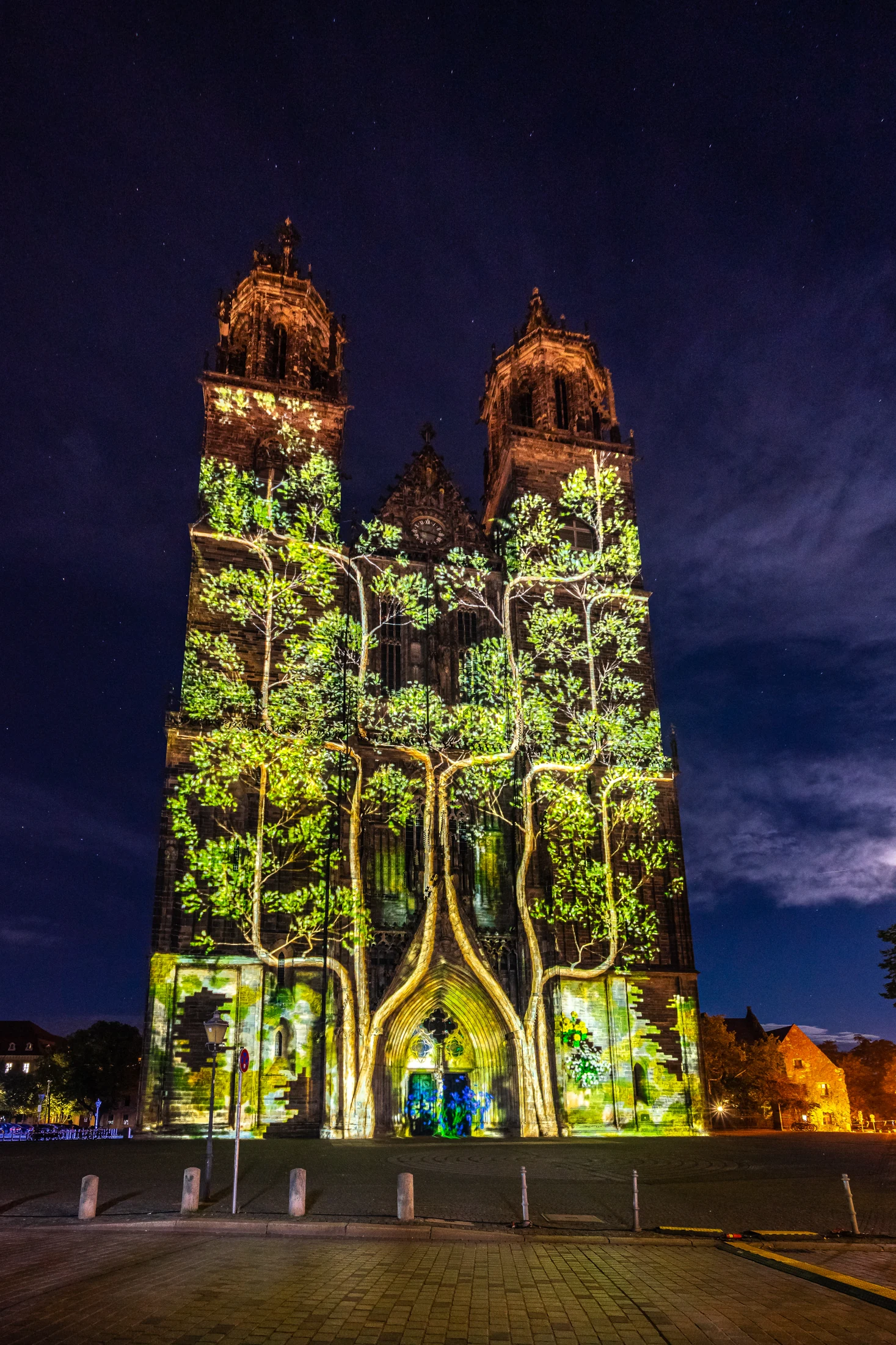 Farbige Lichtprojektion auf der Fassade des Magdeburger Doms – Ansicht 3