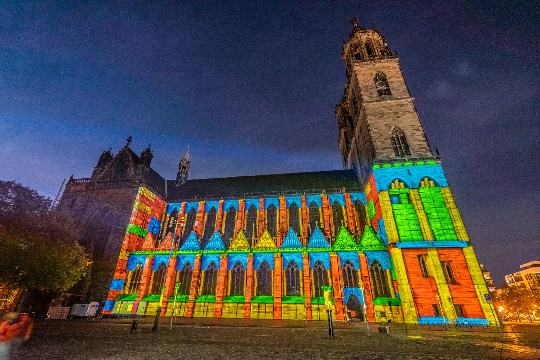 Farbige Lichtprojektion auf der Fassade des Magdeburger Doms – Ansicht 4