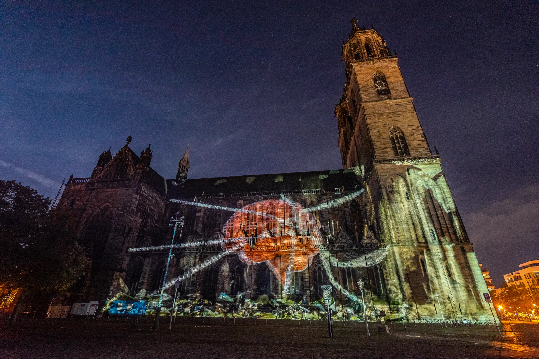 Farbige Lichtprojektion auf der Fassade des Magdeburger Doms – Ansicht 5