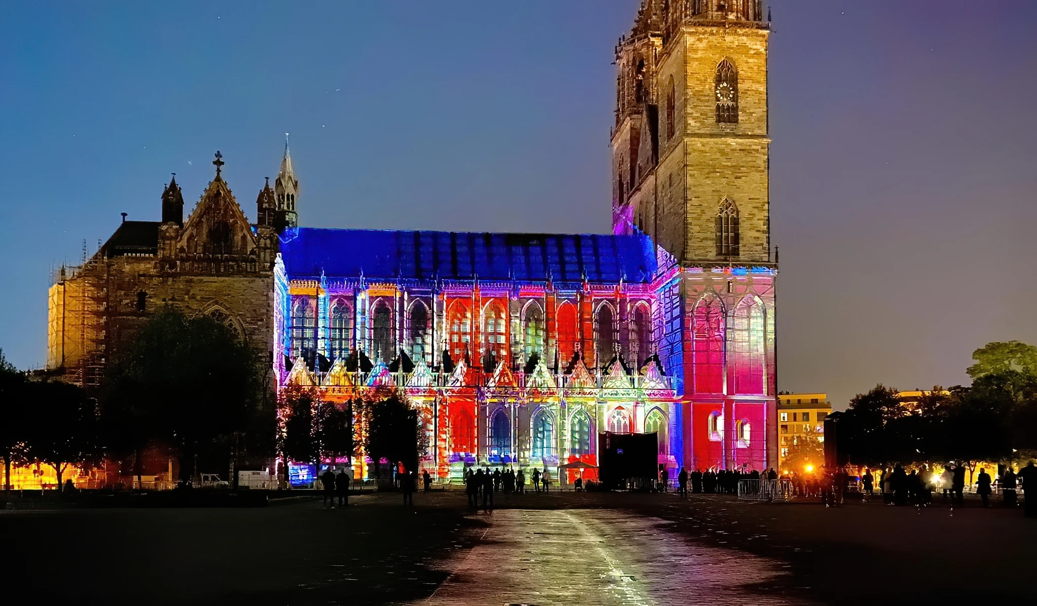 Farbige Lichtprojektion auf der Fassade des Magdeburger Doms – Ansicht 6