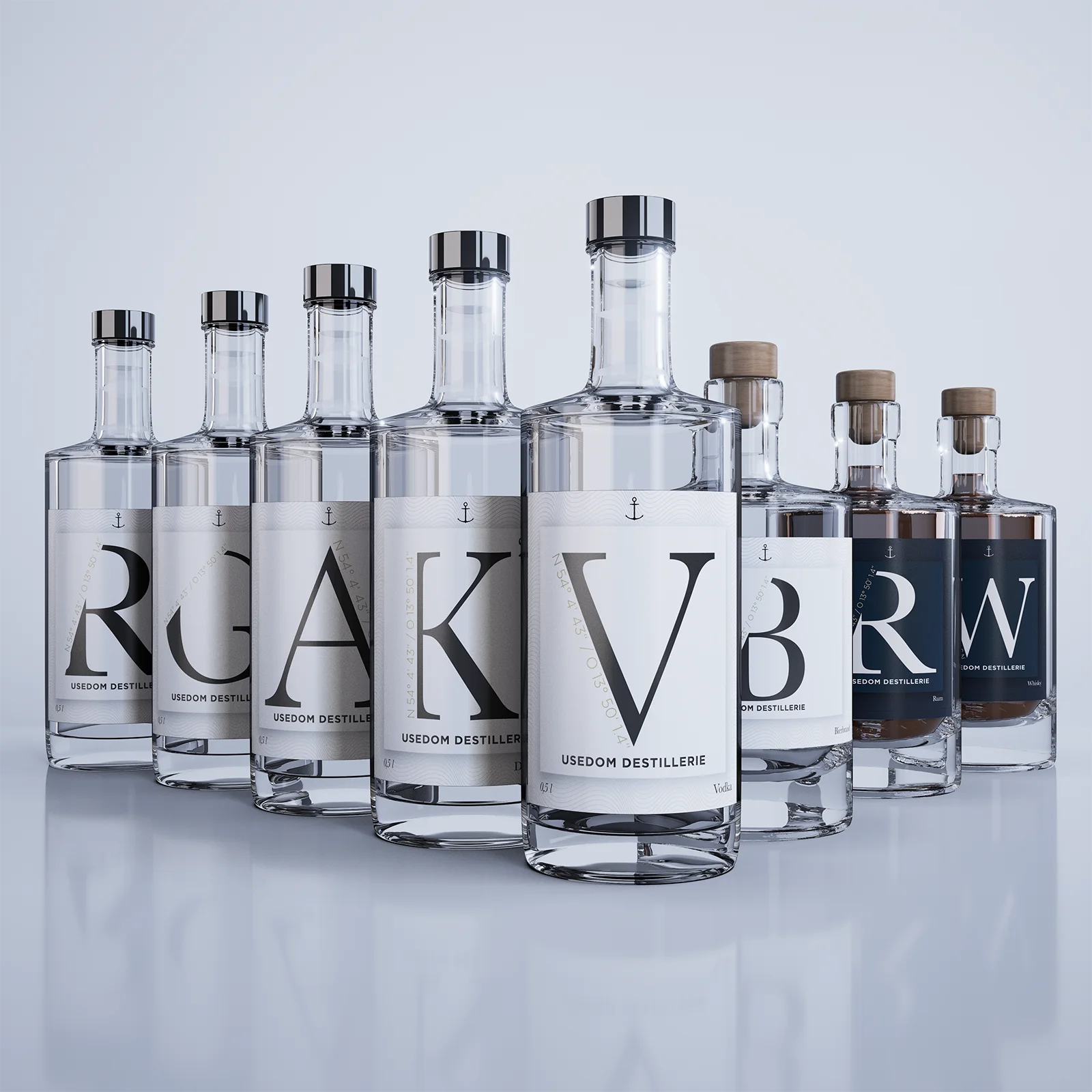 Gin-Flasche der Usedom Destillerie mit Glasdetails und pflanzlichen Elementen – Ansicht 11