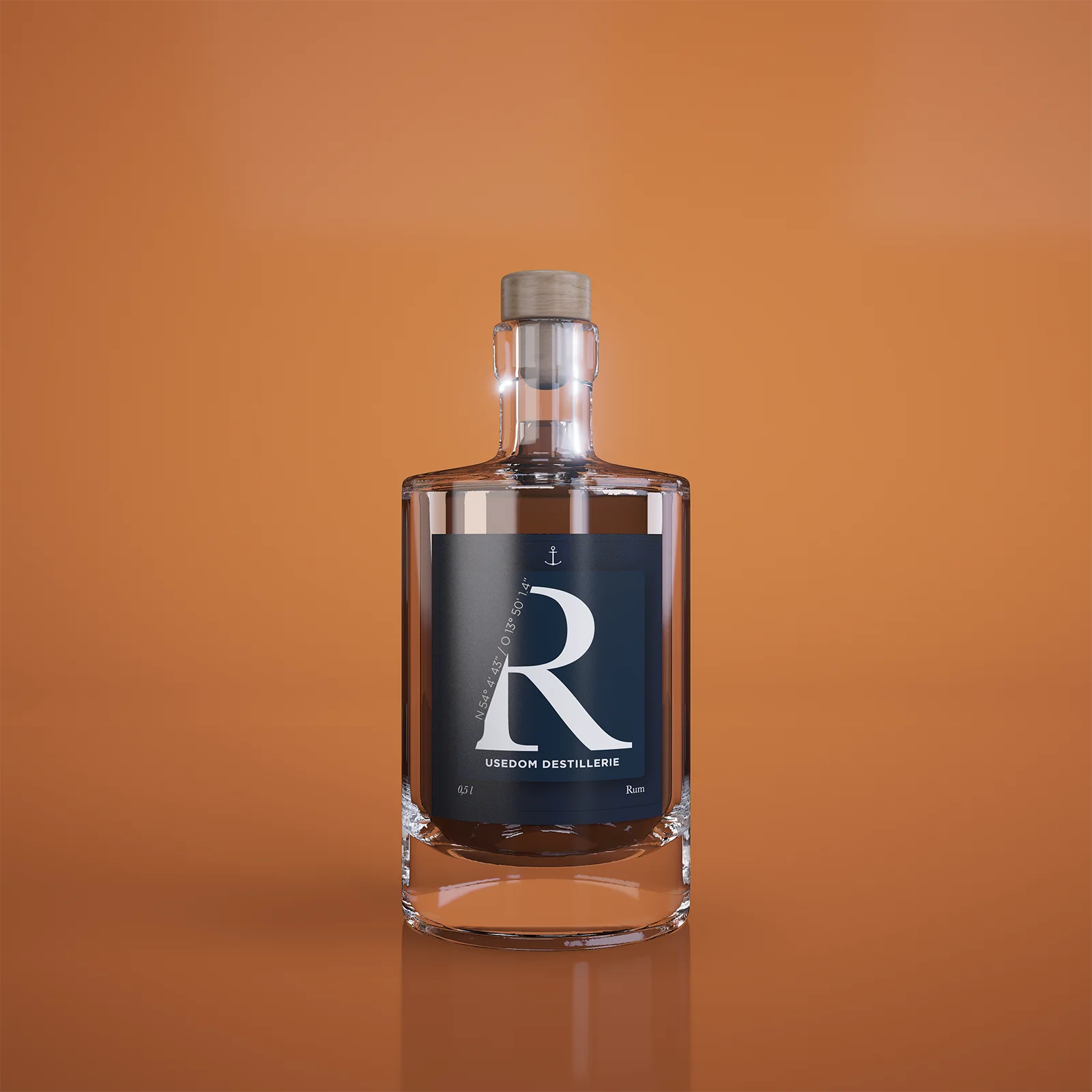 Gin-Flasche der Usedom Destillerie mit Glasdetails und pflanzlichen Elementen – Ansicht 12